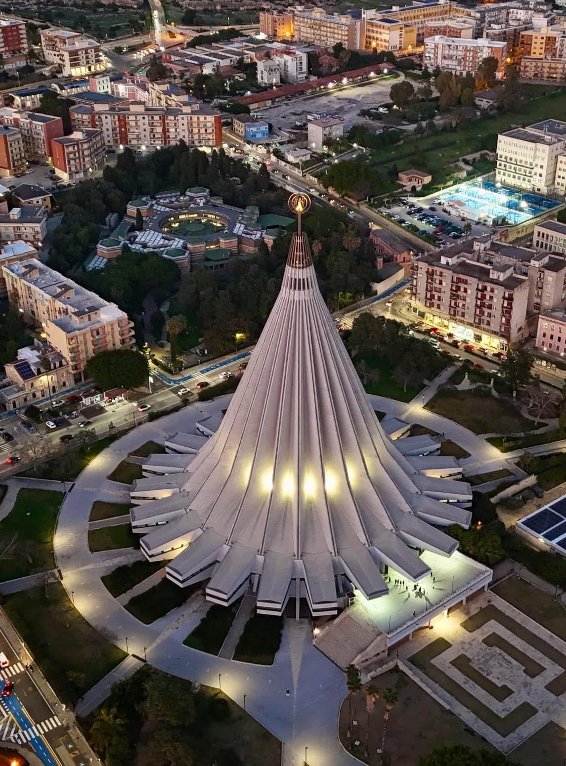 Santuario della Madonna delle Lacrime di Siracusa dall'alto al tramonto