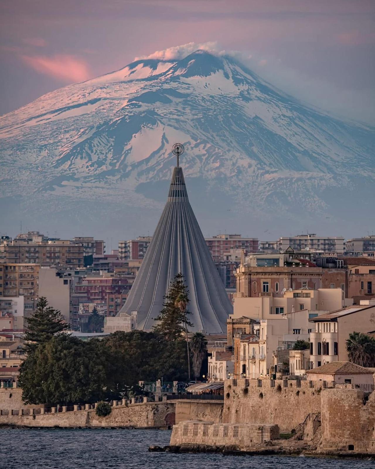 Santuario della Madonna delle Lacrime con l'Etna innevata sullo sfondo